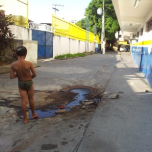 Criança brinca próximo a escola municipal em Manaus - Paula Litaiff/UOL