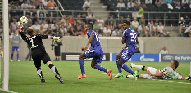 De Jong (d) faz gol contra na derrota do Borussia M"gladbach para o Dínamo de Kiev - Martin Meissner / AP Photo