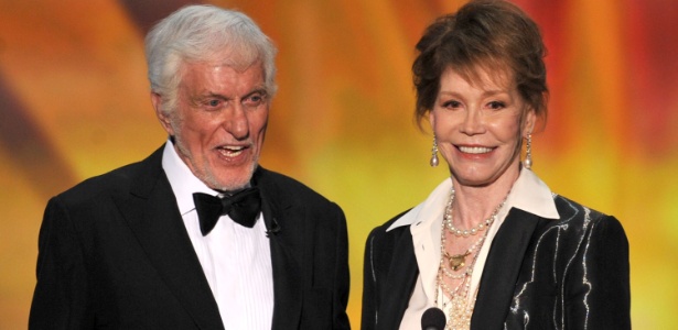 Dick Van Dyke entrega o prêmio Life Achievement Award do Sindicato de Atores para a atriz Mary Tyler Moore,em janeiro de 2011