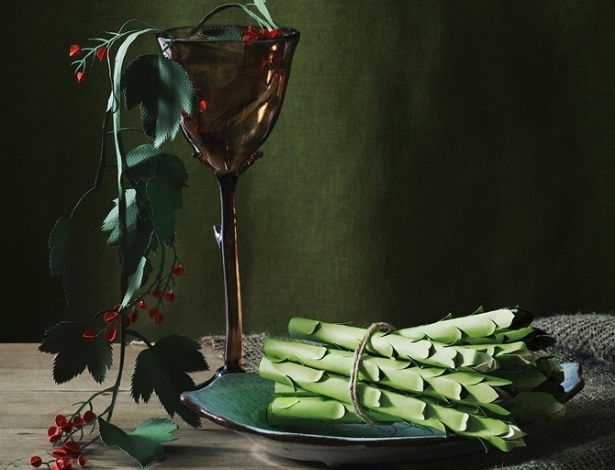 Fideli Sundqvist começou a criar recortes de papel aos 18 anos, após conhecer o livro de ilustrações "Lifted - or The Story Is In The Soil", que mostra desenhos simples e a motivou a recortar seus primeiros personagens - Reprodução/Fidelisundqvist.com