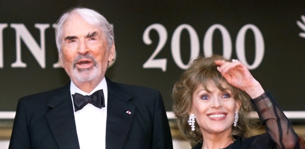 Gregory Peck e a mulher, Véronique, posam para fotos em Cannes (16/5/00)  - AFP