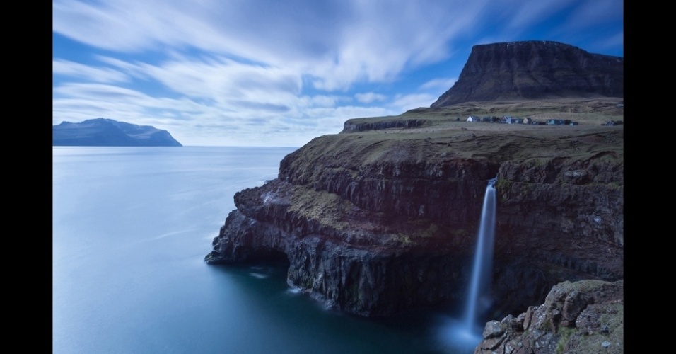 Ken Bower também foi premiado por esta imagem do vilarejo de G Sadalur com a ilha de Mykines ao fundo. A foto capturou um dos raros dias ensolarados nas ilhas Faroé. O efeito da imagem foi obtido com longo tempo de exposição (1 minuto e 10 segundos) - Ken Bower/National Geographic Traveler Photo Contest
