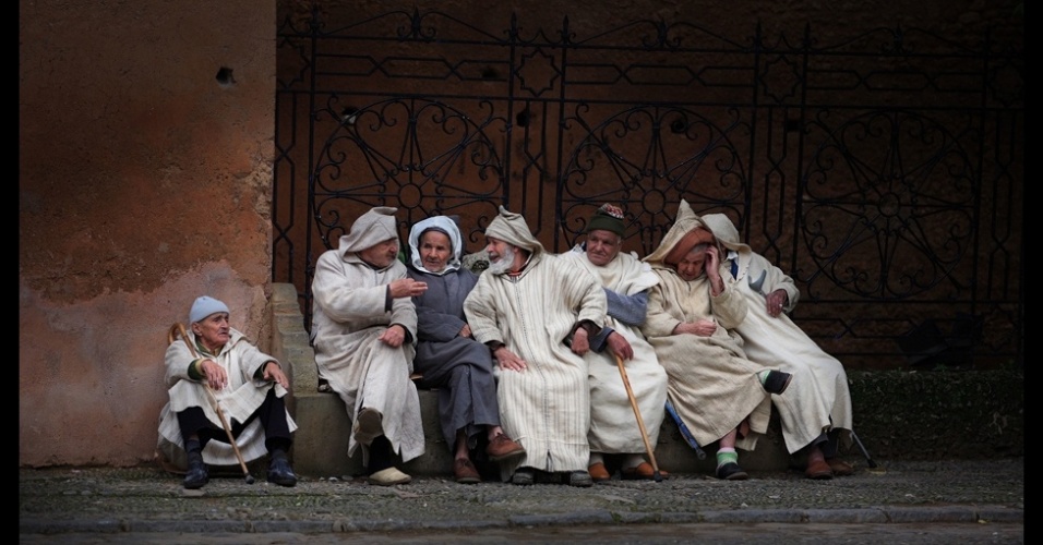 O fotógrafo SauKhiang Chau capturou um momento que lembra a obra-prima "A Última Ceia", de Leonardo Da Vinci, ao flagrar este grupo de anciãos de Chefchaouen, no Marrocos, vestidos em seus tradicionais djellabas, sentados a conversar - SauKhiang Chau/National Geographic Traveler Photo Contest