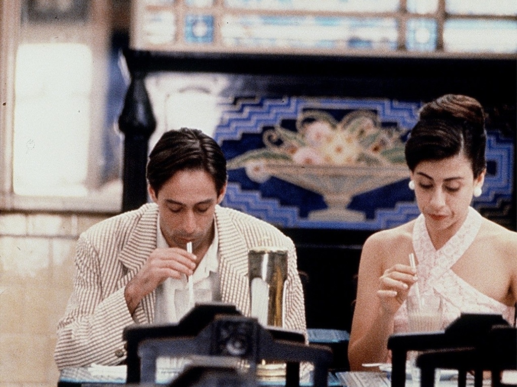 Os atores Fernanda Torres e Pedro Cardoso em "O Primeiro Pecado", dirigido por Arthur Fontes, episódio do filme "Traição", baseado em texto de Nelson Rodrigues (1998) - Divulgação