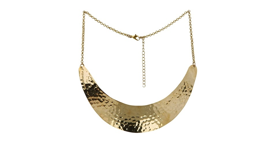 Os maxicolares estão em alta. Aproveite para usá-los sob a gola da camisa. Colar dourado; R$ 32,90, na Renner (www.lojasrenner.com.br). Preço pesquisado em agosto de 2012 e sujeito a alterações - Divulgação