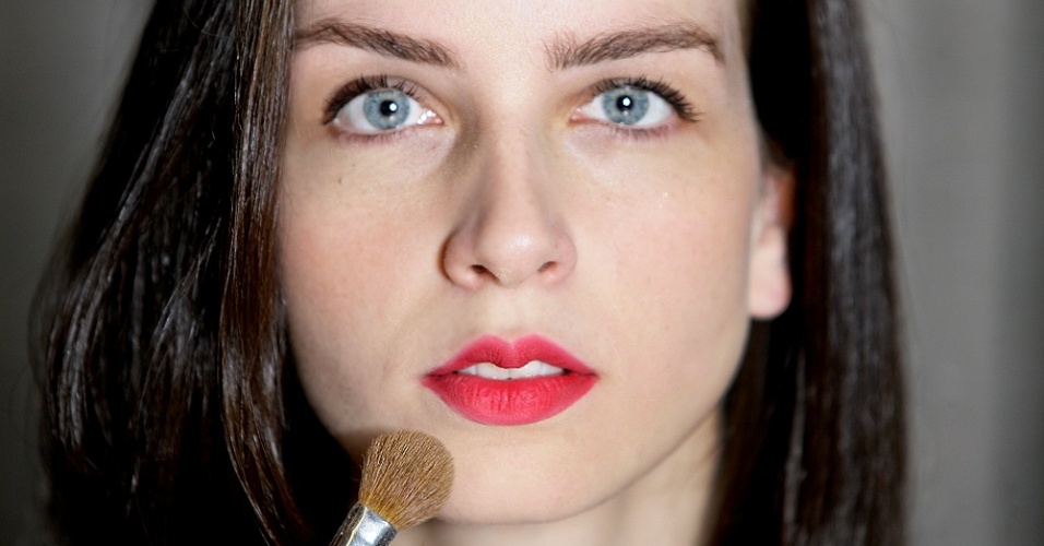 passo a passo batom vermelho 6 - Aline Arruda/UOL