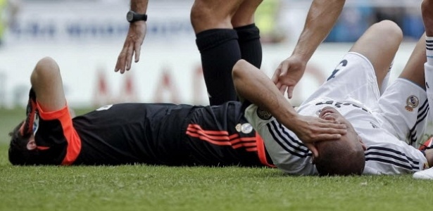 Pepe (d) fica caído no gramado após se chocar com o goleiro Iker Casillas - Emilio Naranjo/EFE