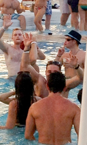 Príncipe Harry e o nadador norte-americano Ryan Lochte, medalhista de ouro nas Olimpíadas 2012 em Londres, foram flagrados em uma festa na piscina em um hotel de Las Vegas, neste fim de semana (20/8/12)