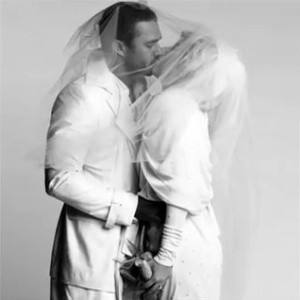 Lady Gaga beija o namorado Taylor Kinney no clipe de "You and I"