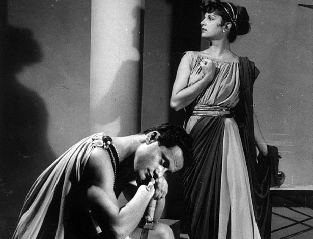 1949 - A atriz Tônia Carrero em sua estreia teatral no espetáculo "Um Deus Dormiu Lá Em Casa", com Guilherme Figueiredo e direção de Adolfo Celi - Acervo/Folhapress