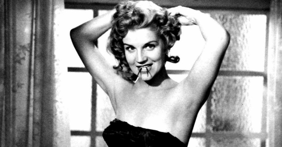 1954 - Em pose "Lolita" na comédia "É Proibido Beijar", de Ugo Lombardi. Um de seus primeiros papeis no cinema - Acervo/Folhapress