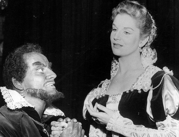 1956 - Tônia Carrero contracena com Paulo Autran, com rosto negro, em cena do espetáculo "Otelo", dirigido por Adolfo Celi - Acervo/Folhapress