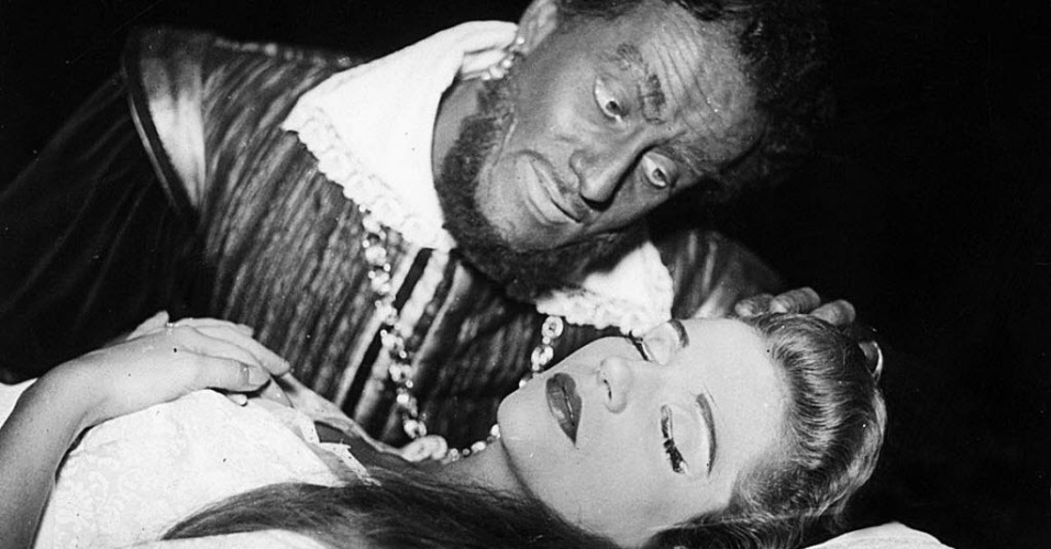 1956 - Tônia Carrero contracena com Paulo Autran, com rosto negro, em cena do espetáculo "Otelo", dirigido por Adolfo Celi - Acervo/Folhapress