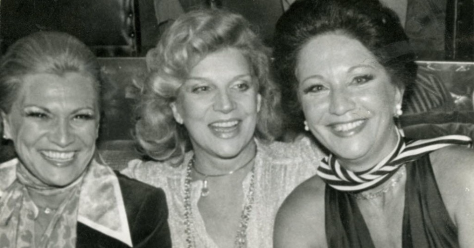 1977 - Ao lado de Hebe Camargo (esq.) e Lolita Rodrigues (dir.), Tônia Carrero se diverte em casa noturna paulistana durante evento em homenagem à Lolita e seu marido - Acervo/Folhapress