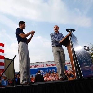 Padeiro Chris McMurray (direita) apresenta candidato a vice republicano, Paul Ryan, em comício - Eric Thayer/The New York Times