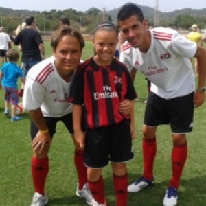 Aisha Saini, de 10 anos, posa ao lado dos treinadores do campo de treinamento do Milan - Divulgação