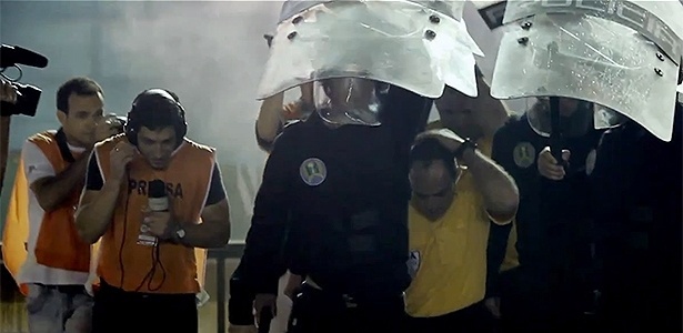 Árbitro sai de campo protegido por escudos da polícia em nova série da HBO - Reprodução