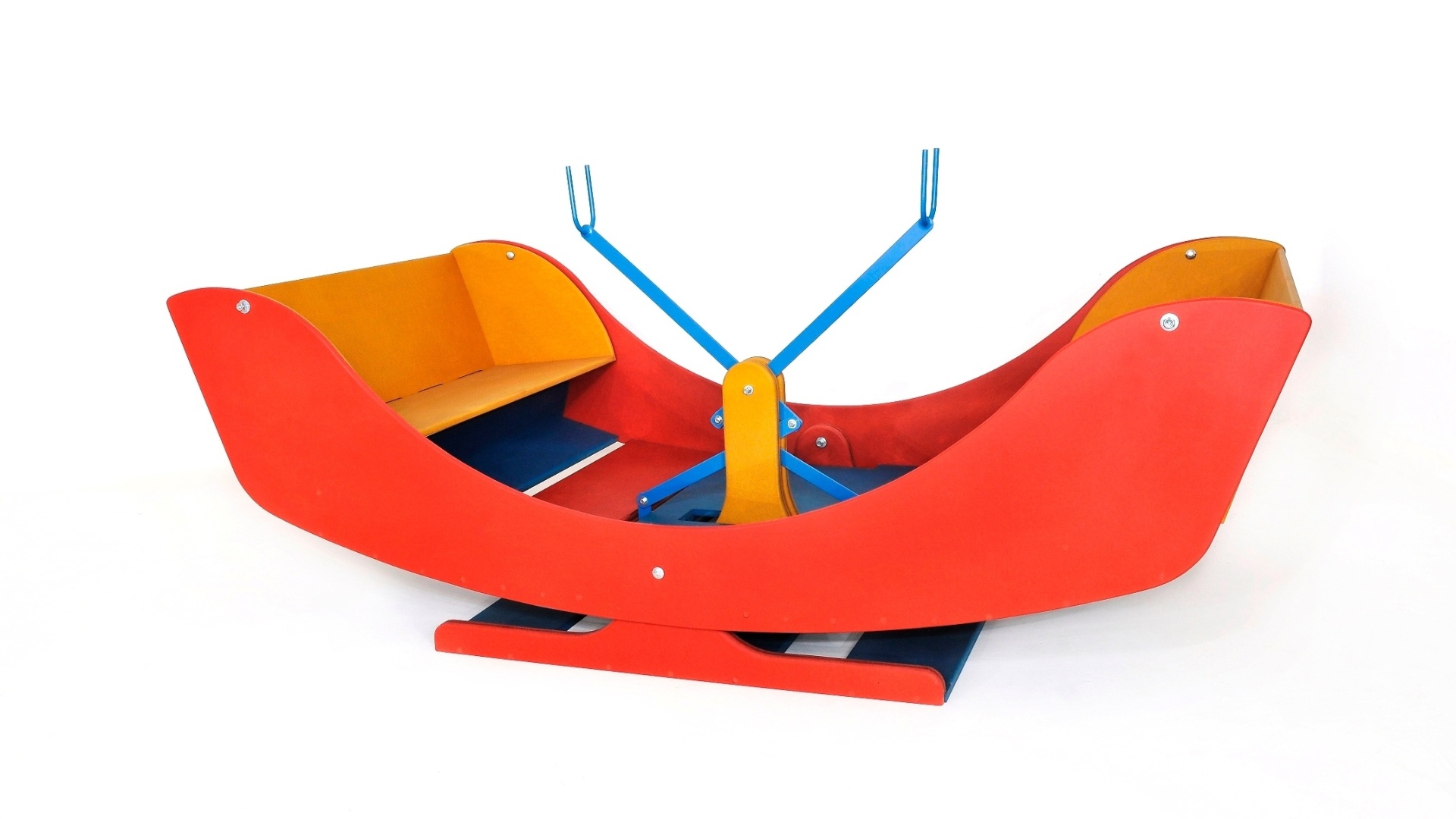 Barquinho assinado por Alfio Lisi. A peça está exposta no MCB de 23 a 26 de agosto de 2012, na mostra "Jardim de Brinquedo" - Divulgação