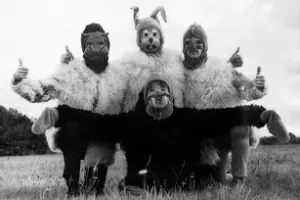 Beatles aparecem mascarados em imagem de divulgação de "The Magical and Mistery Tour", lançado em 1967 - Divulgação