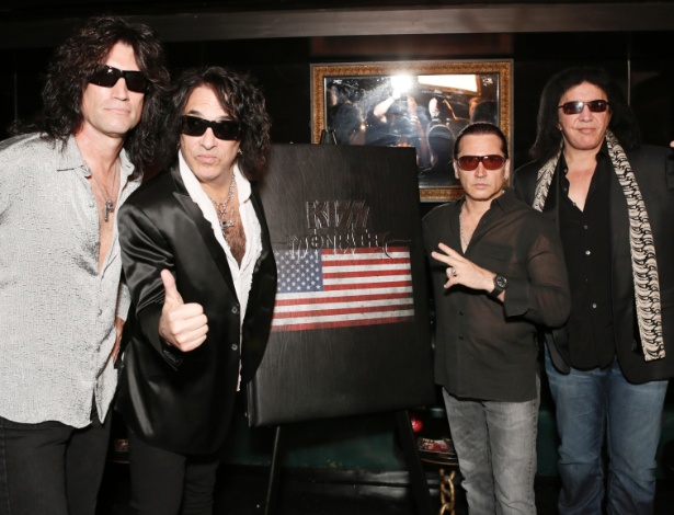 Da esq. para dir.: Tommy Thayer, Paul Stanley, Eric Singer e  Gene Simmons, integrantes do Kiss, durante lançamento do livro gigante "KISS Monster Book", no lendário The Viper Room de Hollywood (21/8/12) - Todd Williamson/Invision/AP