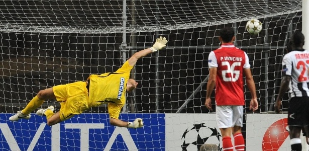 Goleiro Brkic, da Udinese, vê a bola passar longe em gol do brasileiro Ismaily, do Braga - Paulo Duarte/AP Photo