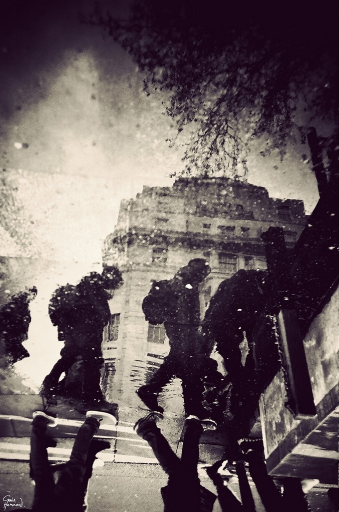 Hammond diz que o projeto foi feito pensando em tornar os "duros" londrinos em turistas em sua própria cidade. "Se chove o suficiente, você não consegue deixar de notar que existe uma Londres paralela sob seus pés." Na foto, turistas em Oxford Street - Gavin Hammond 