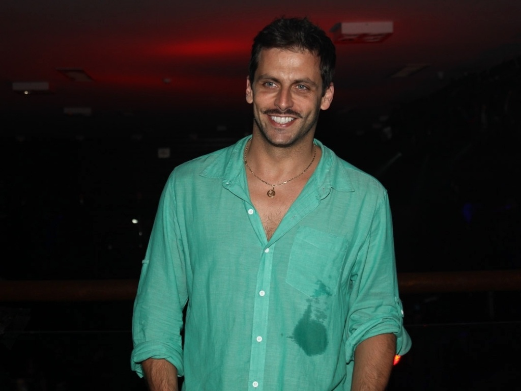 Henri Castelli chega para assistir às gravações do CD ao vivo "Do Tamanho do Nosso Amor" no Wood's Bar, em São Paulo (22/8/12) - Manuela Scarpa/ Foto Rio News