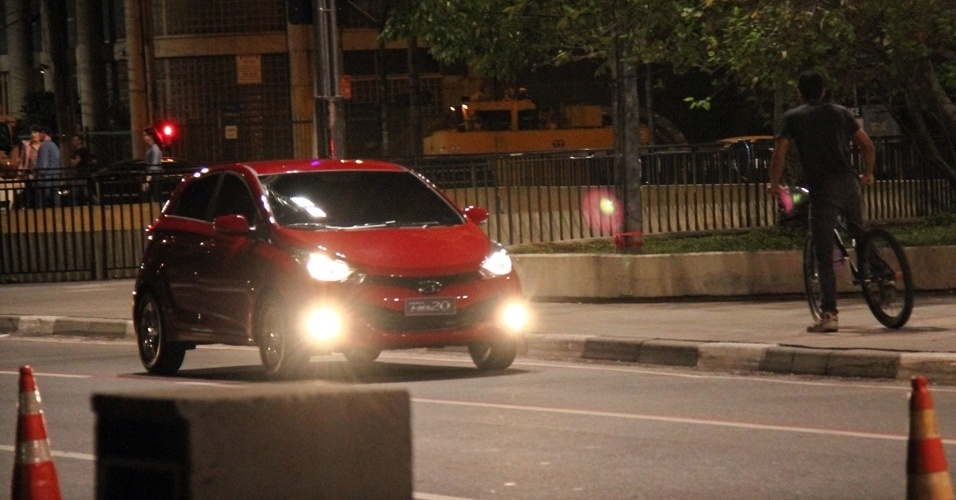 Hyundai HB20, futuro compacto da marca coreana, circula sem disfarce em São Paulo (SP) - Letícia Lovo/UOL