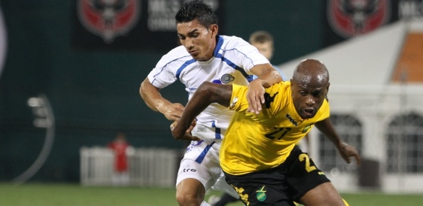 Jogadores de Jamaica e El Salvador disputam jogada durante amistoso. (15/08/2012) - Oliver Contreras / Efe