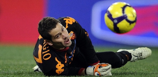Julio Sergio, pela Roma, fica no chão e observa a bola após defesa - AFP PHOTO / Filippo MONTEFORTE