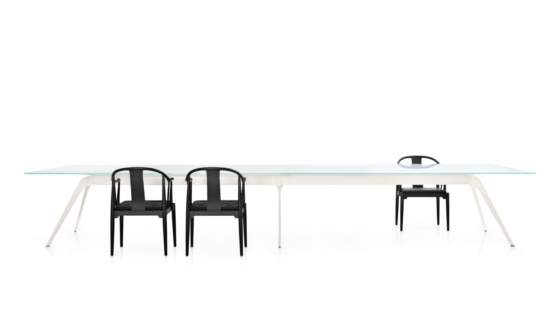 Mesa T n.1, de 2007, foi projetada por Todd Bracher para a dinamarquesa Fritz Hansen. O móvel está exposto no MCB de 23 de agosto a 21 de outubro de 2012  - Divulgação