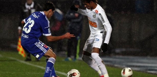 Neymar escorregou durante cobrança de pênalti no empate sem gols no Chile - Claudio Santana/AFP