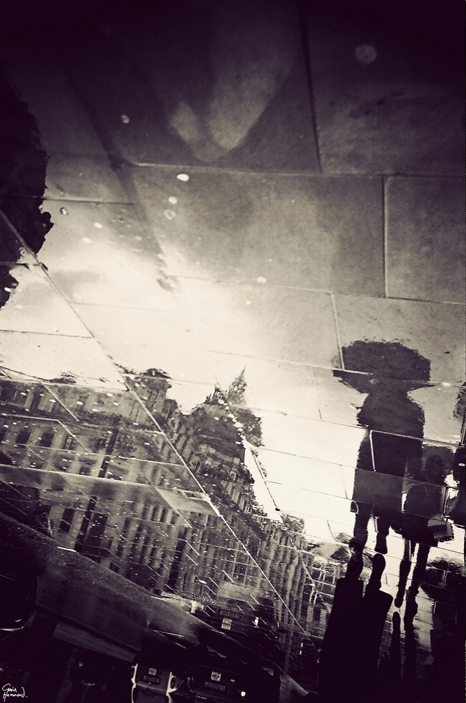 O fotógrafo Gavin Hammond capturou cenas e locais turísticos de Londres em um cenário também típico do país: as poças de água deixadas pela chuva. Acima, Oxford Circus - Gavin Hammond 