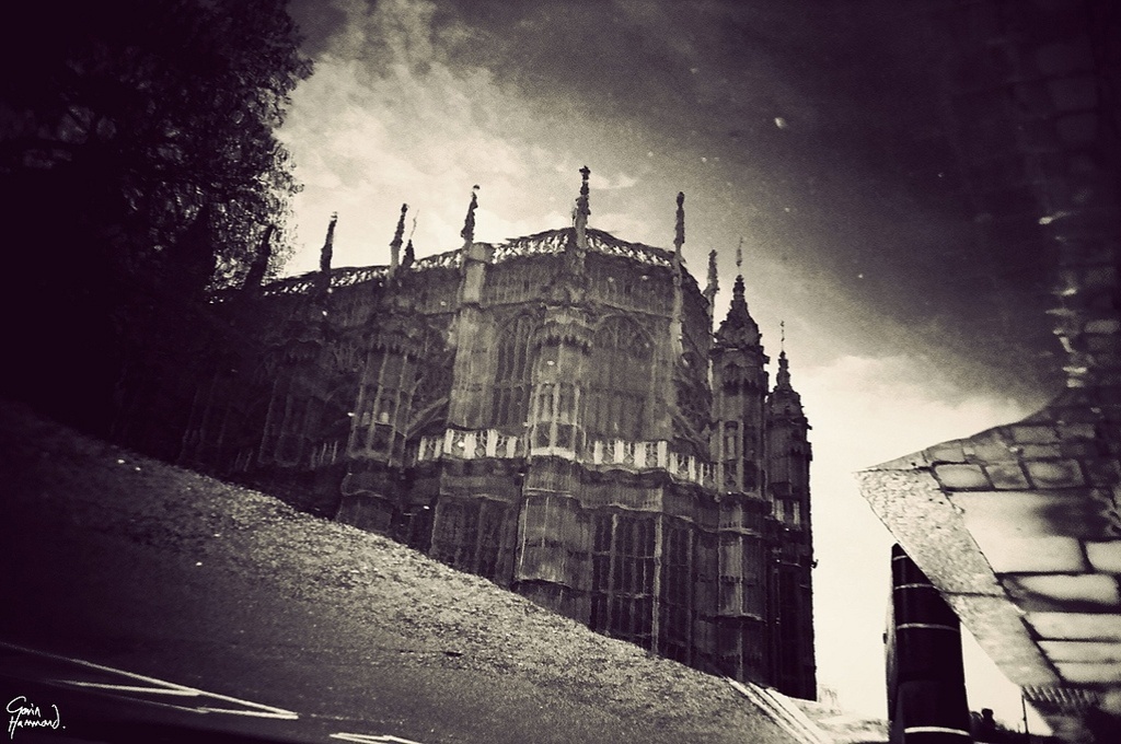 O fotógrafo pretende fazer livros e postais sobre Londres, mas brinca dizendo que gostaria de produzir uma série incluindo Los Angeles através do silicone, Nova York através de um pretzel, o Texas através da mira de uma arma e Paris através de calcinhas de renda. Acima, a Abadia de Westminster - Gavin Hammond 