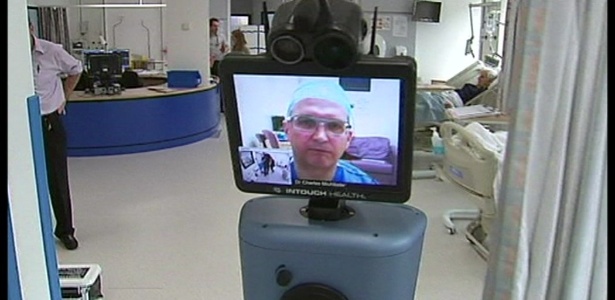 O médico Charles MacAllister é um desses especialistas e trabalha em um hospital a 40 quilômetros do hospital que hospeda o robô - BBC