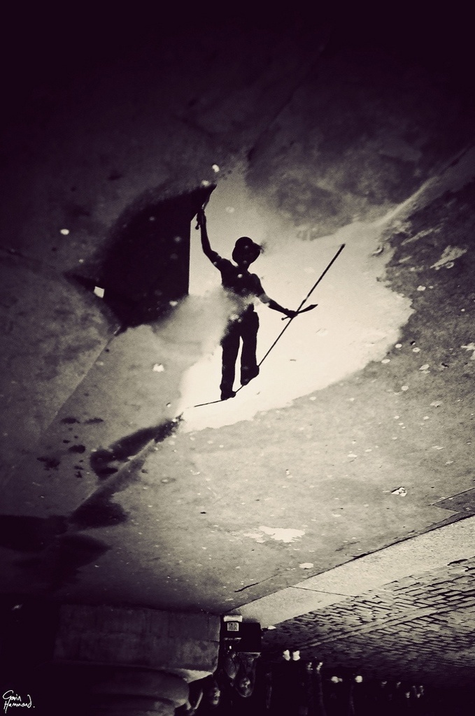 O trabalho de fotografar cada um dos ícones turísticos da cidade levou dois meses, segundo Hammond. A imagem mostra um músico de rua em Covent Garden, na região central de Londres - Gavin Hammond 