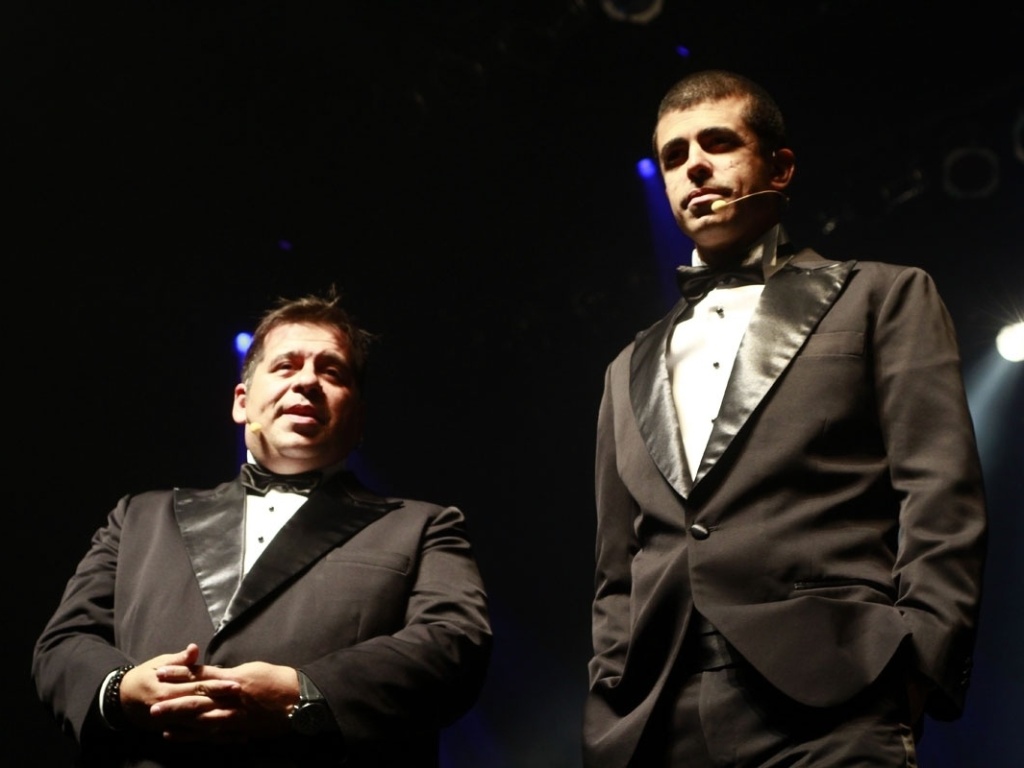 Os comediantes Leandro Hassum e Marcius Melhem durante a peça "Nóis na Fita", que foi apresentada no HSBC Brasil (21/8/12) - Taiz Dering/Divulgação