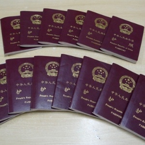 Passaportes chineses são apreendidos pela Polícia Federal com imigrantes clandestinos - Divulgação/PF