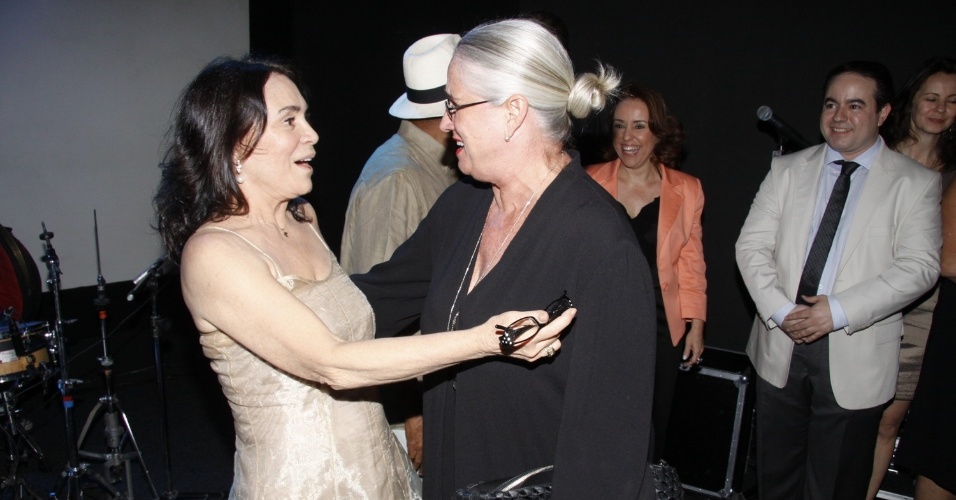 Regina Duarte recebe Vera Holtz na abertura da exposição "Espelho da Arte - A Atriz e seu Tempo" que homenageia os 50 anos de carreira da atriz (21/8/12)