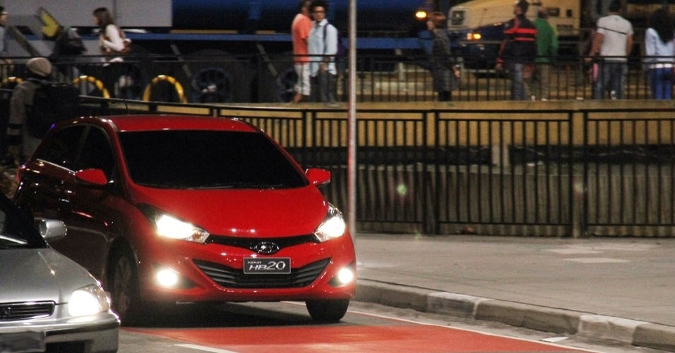 Unidade vermelha do HB20 gravava campanha publicitária na avenida Paulista - Letícia Lovo/UOL