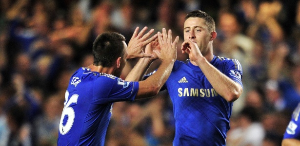 Zagueiro Gary Cahill comemora gol marcado na vitória do Chelsea - AFP PHOTO/ GLYN KIRK
