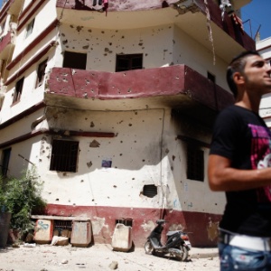 Confrontos entre apoiadores e opositores do presidente sírio Bashar Assad deixaram prédio cheio de marcas de bala em Trípoli, no Líbano - Sm Tarling/AFP