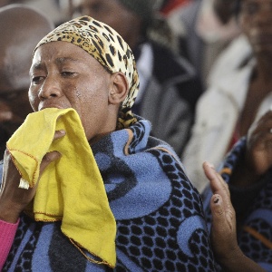 Mulher chora durante o memorial em homenagem aos mineiros mortos - Stephane Sakutin/AFP