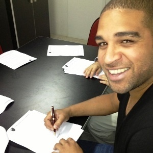 Adriano assinou contrato com o Flamengo na manhã de quarta-feira; R$ 50 mil por mês - Reprodução/Twitter