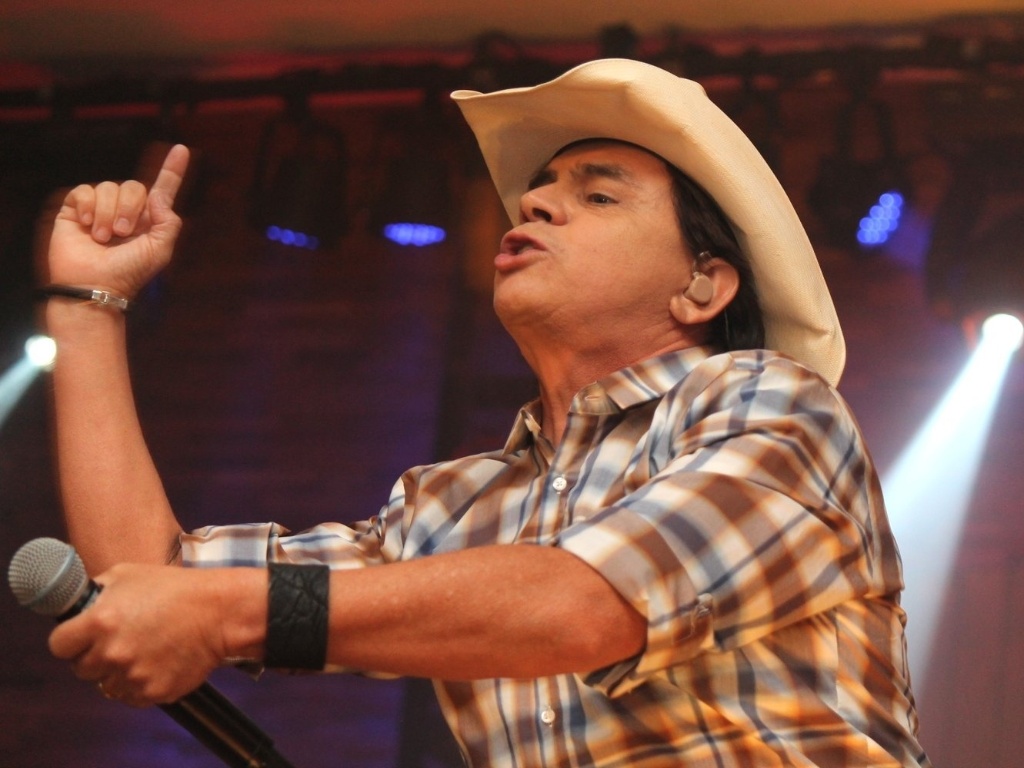 Chitãozinho canta na casa sertaneja Wood's Bar na gravação "Do Tamanho do Nosso Amor", que também traz regravações de grandes sucessos da trajetória dos irmãos (23/8/12) - Milene Carvalho / AgNews