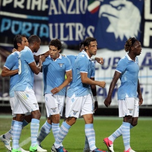Hernanes (o terceiro da esquerda para a direita) comemora seu gol na Liga Europa - Efe