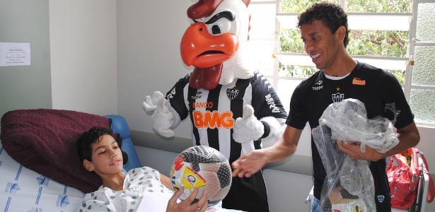 Lateral Marcos Rocha participou da visita à ala de oncologia pediátrica da Santa Casa - Almir S. Gomes/Santa Casa BH