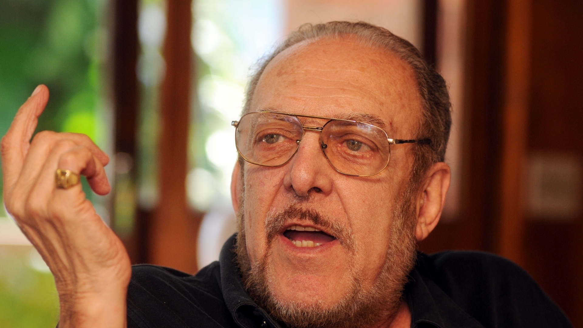 Luiz Carlos Miele dá entrevista para o UOL na sala de sua casa em São Conrado, na zona sul do Rio (20/8/2012) - André Durão/UOL