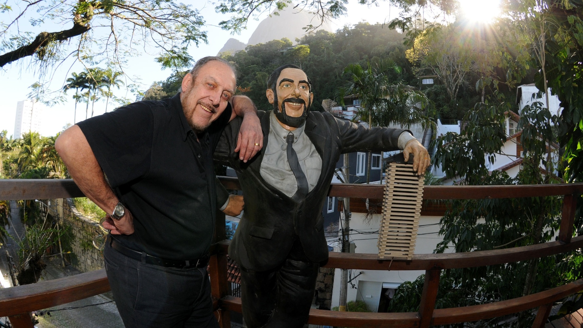 Luiz Carlos Miele posa ao lado de sua estátua no deck de madeira da piscina de sua casa em São Conrado, na zona sul do Rio (20/8/2012) - André Durão/UOL