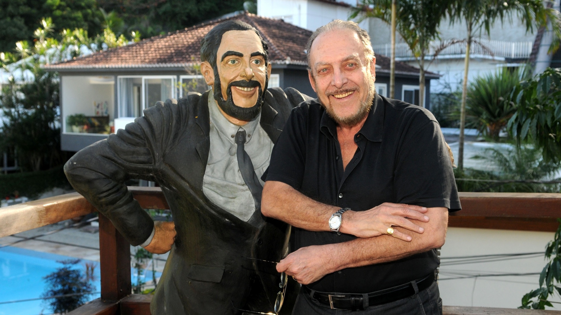 Luiz Carlos Miele posa ao lado de sua estátua no deck de madeira da piscina de sua casa em São Conrado, na zona sul do Rio (20/8/2012) - André Durão/UOL